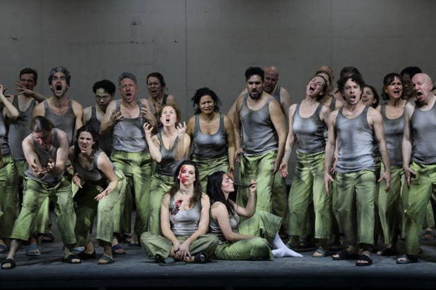Ambur Braid (als Katerina Lwowna Ismailowa) und Susan Zarrabi (als Sonjetka), v.l., sowie Ensemble während der Fotoprobe für Lady Macbeth von Mzensk in der Komischen Oper im Schillertheater in Berlin, 28. Januar 2026. Oper in vier Akten von Dmitri Schostakowitsch. Musikalische Leitung James Gaffigan. Inszenierung Barrie Kosky. Bühne Rufus Didwiszus. Kostüme Victoria Behr. Premiere ist am 31. Januar 2026. Komische Oper Berlin Lady Macbeth von Mzensk *** Ambur Braid as Katerina Lvovna Ismailova and Susan Zarrabi as Sonjetka , f l , and ensemble during the photo rehearsal for Lady Macbeth of Mtsensk at the Komische Oper im Schillertheater in Berlin, January 28, 2026 Opera in four acts by Dmitri Shostakovich Musical direction James Gaf
