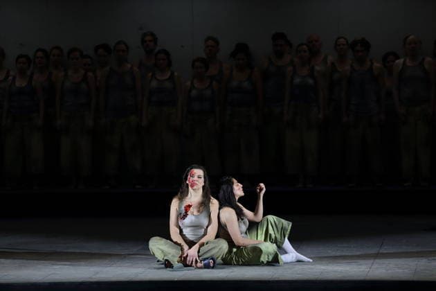 Ambur Braid as Katerina Lvovna Ismailova and Susan Zarrabi as Sonjetka , f l , and ensemble during the photo rehearsal for Lady Macbeth of Mtsensk at the Komische Oper im Schillertheater in Berlin, January 28, 2026 Opera in four acts by Dmitri Shostakovich Musical direction James Gaf
