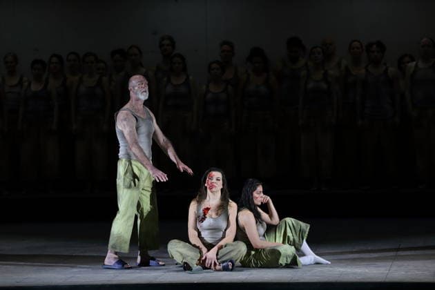 Stephen Bronk as Old Forced Laborer , Ambur Braid as Katerina Lvovna Ismailova and Susan Zarrabi as Sonjetka , f l , and ensemble during the photo rehearsal for Lady Macbeth of Mtsensk at the Komische Oper im Schillertheater in Berlin, Januar