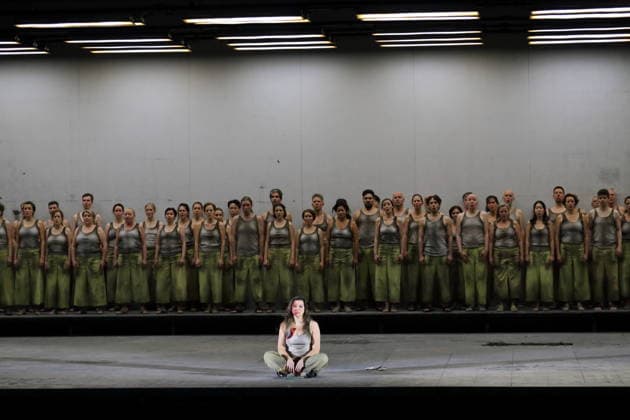 Ambur Braid as Katerina Lvovna Ismailova and ensemble during the photo rehearsal for Lady Macbeth of Mtsensk at the Komische Oper im Schillertheater in Berlin, January 28, 2026 Opera in four acts by Dmitri Shostakovich Musical direction James Gaffigan Production Barrie Kosky Stage Rufus Didwiszus Costumes Victoria Behr Premi