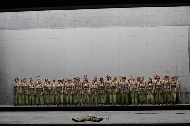 Ambur Braid as Katerina Lvovna Ismailova and ensemble during the photo rehearsal for Lady Macbeth of Mtsensk at the Komische Oper im Schillertheater in Berlin, January 28, 2026 Opera in four acts by Dmitri Shostakovich Musical direction James Gaffigan Production Barrie Kosky Stage Rufus Didwiszus Costumes Victoria Behr Premi