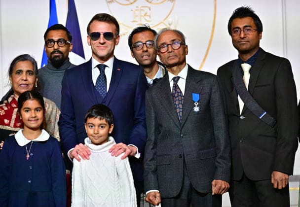 Presentation of The Badge of Knight of The National Order of Merit to Ali Akbar - Paris French President Emmanuel Macron awards the Chevalier of the French Order of Merit to Ali Akbar, who hawks newspapers around the streets of Saint-Germain-des-Pres in the French capital for 50 years, at the Elysee Palace in Paris, France, on January 28, 2026. Photo by Christian Liewig Pool ABACAPRESS.COM Paris France  Copyright: xLiewigxChristian Pool ABACAx