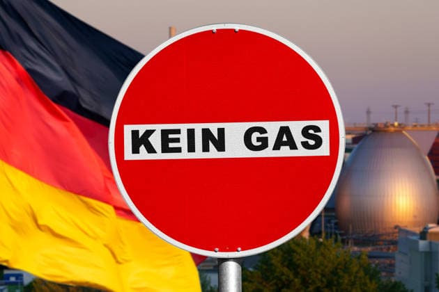 Germany - January 29, 2026: PHOTOMONTAGE, warning sign in front of gas storage with Germany flag with the inscription: KEIN GAS. Symbolic image of low filling levels, gas shortages and the tense energy supply in Germany during the gas crisis *** FOTOMONTAGE, Warnschild vor Gasspeicher mit Deutschland Flagge mit der Aufschrift: KEIN GAS. Symbolbild niedrige Füllstände, Gasmangel und die angespannte Energieversorgung in Deutschland während der Gaskrise