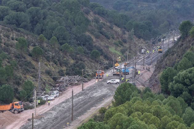 Adif starts track repair works in Adamuz Cordoba after the accident Images of the track repair works in Adamuz after the accident, on January 29th, 2026, in Cordoba Andalusia, Spain Staff of the Railway Infrastructure Administrator Adif has started this Thursday the repair works of the railway track passing through the Cordoba municipality of Adamuz after the railway accident on Sunday, January 18th, which caused 45 deaths and more than 120 injured due to the derailment of an Iryo train, Madrid-bound Iryo train, which collided laterally with an Alvia train, Huelva-bound, which later went off the track and registered the highest number of victims 29 JANUARY 2026 Cordoba Andalucia Cordoba Andalucia Espana  Copyright: xMaderoxCuberox 7253232