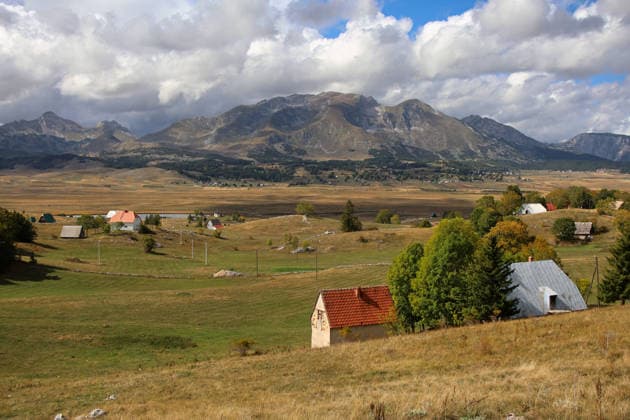 Herbst in Montenegro 25.09.2025 Durmitor Nationalpark (Montenegro) Im Foto: Blick auf die Bergwelt im Durmitor Gebirge in Montenegro mit einem kleinen Dorf im Vordergrund Montenegro *** Autumn in Montenegro 25 09 2025 Durmitor National Park Montenegro In the photo View of the mountain world in the Durmitor Mountains in Montenegro with a small village in the foreground Montenegro Copyright: xEHLxMedia BjörnxStachx 20250925_montenegro-herbst-urlaub-bs_27