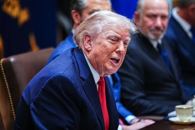 United States President Donald J Trump participates in a Cabinet meeting in the Cabinet Room of the White House in Washington, DC, USA, on Thursday, January 29, 2026. This will be the first public meeting of his Cabinet since the beginning of the ICE CBP operations in Minneapolis, Minnesota. Copyright: xAaronxSchwartzx xPoolxviaxCNPx MediaPunchx