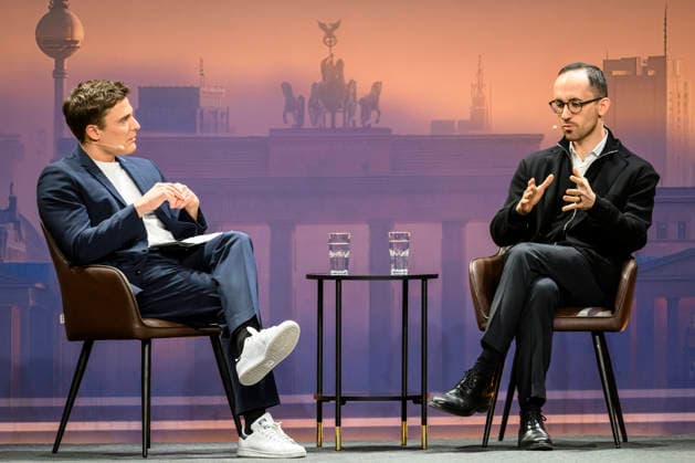 GER, Berlin, Constantin Schreiber Late Night, on stage, at the Urania, pictured from left Constantin Schreiber, Star pianist Igor Levit, January 29, 2026, Copyright: HMBxMedia UwexKoch