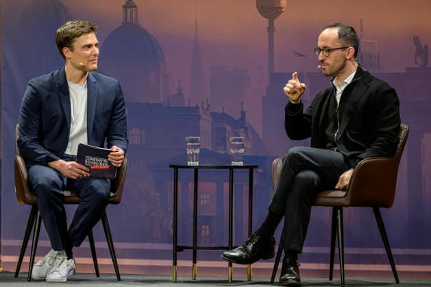 GER, Berlin, Constantin Schreiber Late Night, on stage, at the Urania, pictured from left Constantin Schreiber, Star pianist Igor Levit, January 29, 2026, Copyright: HMBxMedia UwexKoch