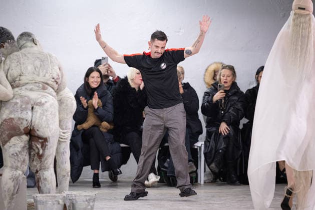 PFW - Charlie Le Mindu Runway Charlie Le Mindu gestures a creation for Charlie Le Mindu ( Skins Couture SS26 ) for the Women s Haute Couture Spring Summer 2026 collection fashion show as part of the Paris Haute Couture Fashion Week, in Paris, on January 29, 2026. Photo by Alexis Jumeau ABACAPRESS.COM Paris France  Copyright: xJumeauxAlexis ABACAx