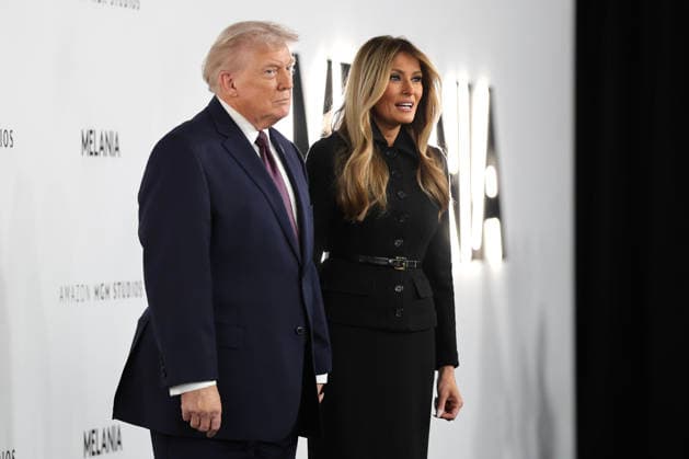 US President Donald Trump (L) poses alongside First Lady Melania Trump (R) during the premiere of the film ‘Melania’ at the Kennedy Center in Washington, USA, 29 January 2026. Melania Trump launches her film at the Kennedy Center in Washington !ACHTUNG: NUR REDAKTIONELLE NUTZUNG!  Copyright: xOctavioxGuzmánx AME9655 20260130-55019223956_1