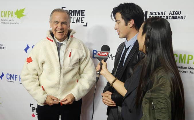 January 29, 2026, Ottawa, On, Canada: Hudson Williams, star of the TV series Heated Rivalry presents Prime Minister Mark Carney with a fleece from the show on the red carpet at the Prime Time screen and media industry conference gala in Ottawa, on Thursday, January 29, 2026. Ottawa Canada  - ZUMAc35_ 20260129_zaf_c35_188 Copyright: xPatrickxDoylex