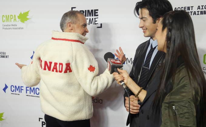 January 29, 2026, Ottawa, On, Canada: Hudson Williams, star of the TV series Heated Rivalry presents Prime Minister Mark Carney with a fleece from the show on the red carpet at the Prime Time screen and media industry conference gala in Ottawa, on Thursday, January 29, 2026. Ottawa Canada  - ZUMAc35_ 20260129_zaf_c35_189 Copyright: xPatrickxDoylex