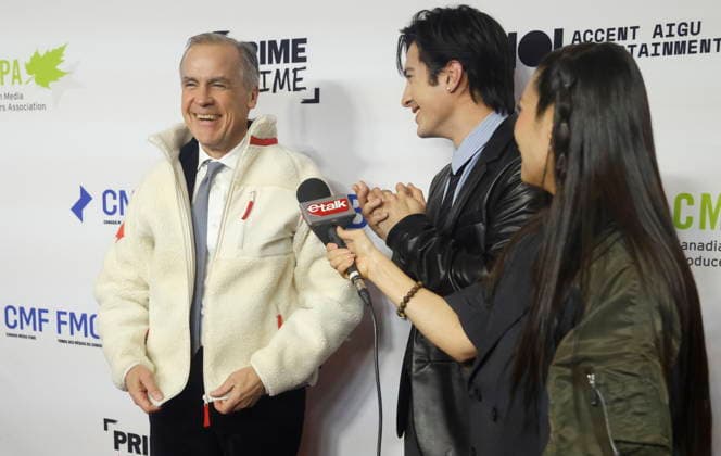 January 29, 2026, Ottawa, On, Canada: Hudson Williams, star of the TV series Heated Rivalry presents Prime Minister Mark Carney with a fleece from the show on the red carpet at the Prime Time screen and media industry conference gala in Ottawa, on Thursday, January 29, 2026. Ottawa Canada  - ZUMAc35_ 20260129_zaf_c35_190 Copyright: xPatrickxDoylex