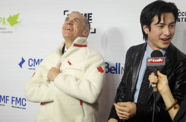 January 29, 2026, Ottawa, On, Canada: Hudson Williams, star of the TV series Heated Rivalry presents Prime Minister Mark Carney with a fleece from the show on the red carpet at the Prime Time screen and media industry conference gala in Ottawa, on Thursday, January 29, 2026. Ottawa Canada  - ZUMAc35_ 20260129_zaf_c35_201 Copyright: xPatrickxDoylex