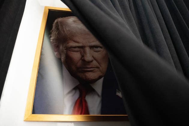 January 29, 2026, Washington, District of Columbia, USA: President Trump s portrait is behind a curtain at the red carpet setup for the premiere of the Amazon MGM Studios film Melania at the John F. Kennedy Center for the Performing Arts. The film documents the period leading up to the 2025 Presidential Inauguration and Melania s role during the White House transition. Washington USA - ZUMAl312 20260129_znp_l312_001 Copyright: xAndrewxLeydenx