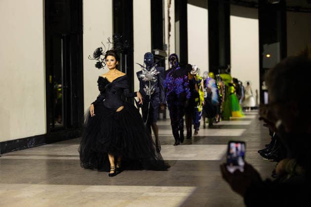 Lisa Rinna lors du défilé Germanier, Collection Haute Couture Printemps Eté 2026 lors de la Fashion Week de Paris fashion week PFW le 29 janvier 2026 Thibault Duboucher Bestimage Germanier fashion show, Spring Summer 2026 Haute Couture Collection during Paris Fashion Week PFW on 29 January 2026 Paris France  Copyright: xThibaultxDuboucherx xBestimagexThibaultxDuboucherx xBestimagex