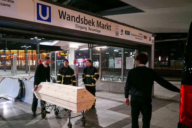 Polizei und Feuerwehr im Einsatz.Zwei Personen von der Hamburger U-Bahn in der Nacht ueberollt und getoetet, am Freitag morgen wurden die beiden beim Zugunfall verstorbenen Personen von einem Bestatter am Bahnhof Wandsbek Markt abgeholt und in die Rechtsmedizin gebracht,Hamburg 30.01.2026 Hamburg Deutschland *** Police and fire department on duty Two people rolled over and killed by the Hamburg subway during the night, on Friday morning the two people who died in the train accident were picked up by a mortician at Wandsbek Markt station and taken to forensic medicine,Hamburg 30 01 2026 Hamburg Germany
