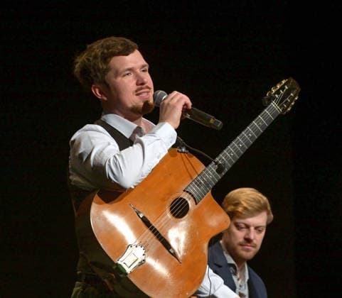 Concert of the Schneeberger and Bakanic Quartet, with Bella Via, at the cultural center AlFa in Steyrermühl Laakirchen, photographed on 29 1 2026, The picture shows the guitarist Diknu Schneeberger during an announcement Behind him is the guitarist Julian Wohlmuth 2026 Concert of the Schneeberger and Bakanic Quartet, with Bella Via,