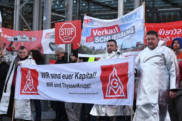 27. ordentlichen Hauptversammlung der thyssenkrupp AG am 30.01.2026 im RuhrCongress in Bochum Warnstreik der IG Metall vor dem RuhrCongress in Bochum *** 27 Annual General Meeting of thyssenkrupp AG on 30 01 2026 at the RuhrCongress in Bochum Warning strike by IG Metall in front of the RuhrCongress in Bochum xRx