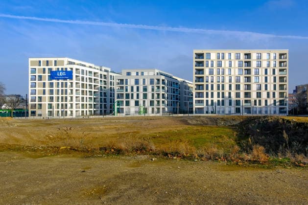 Essen, Nordrhein-Westfalen, Deutschland - Wohnungsbau im Ruhrgebiet. Neubauviertel im Essener Suedviertel. LITERATUR-QUARTIER mit sechs- bis achtgeschossigen Gebaeuden im energiesparsamen KfW-Effizienzhaus-Standard 55. Die LEG vermietet hier 236 Wohnungen, davon 52 preisgebundene Sozialwohnungen. Essen Nordrhein-Westfalen Deutschland *** Essen, North Rhine-Westphalia, Germany Residential construction in the Ruhr area New development in Essens southern district LITERATUR QUARTIER with six to eight-storey buildings built to the energy-saving KfW Efficiency House Standard 55 LEG lets 236 apartments here, 52 of which are price-controlled social housing Essen North Rhine-Westphalia Germany