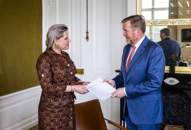 THE HAGUE King Willem-Alexander receives the informateur, Professor Dr. R.M. Letschert, at Huis ten Bosch Palace in The Hague. The informateur presents the final report to the King. FRANK VAN BEEK ANP netherlands out - belgium out  Copyright: xx x549122961x originalFilename: 549122961.jpg