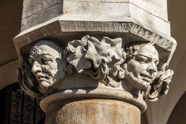 Arkaden und Maskaronenköpfen, Rynek mit Tuchhallen, ab 13. Jhd, Hauptmarkt, Wahrzeichen der Stadt, Krakau, Polen Arcades and Mascaron Heads, Rynek with Cloth Hall, from 13th century, Main Market Square, landmark of the city, Krakow, Poland Copyright: imageBROKER RaimundxFranken iblrfn16446392.jpg