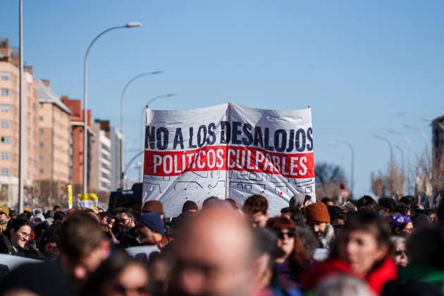 Demonstration Canada se queda in Madrid Demonstrators carry a banner with the slogan No to evictions Politically guilty, during the demonstration Canada se queda, on January 31, 2026, in Madrid Spain Neighborhood or socio-cultural entities of the settlements and Vallecas organize the mobilization to defend the right to land and a decent home for all citizens of Madrid against speculation 31 JANUARY 2026 CAÑADA REAL Madrid Madrid Madrid Spain  Copyright: xMatiasxChiofalox 7257119