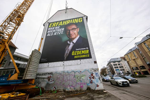 Megaplakat an einem Hausgiebel. Cem Özdemir, Spitzenkandidat der Partei Grüne. Landtagswahl 2026 in Baden-Württemberg. Wahlplakate in der Innenstadt von Stuttgart. 31.01.2026, Stuttgart, Baden-Württemberg, Deutschland *** Mega poster on a house gable Cem Özdemir, top candidate of the Green Party state election 2026 in Baden Württemberg Election posters in the city center of Stuttgart 31 01 2026, Stuttgart, Baden Württemberg, Germany