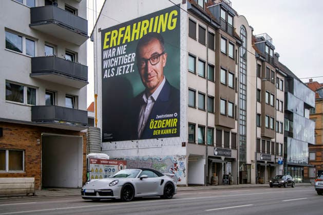 Megaplakat an einem Hausgiebel. Cem Özdemir, Spitzenkandidat der Partei Grüne. Landtagswahl 2026 in Baden-Württemberg. Wahlplakate in der Innenstadt von Stuttgart. 31.01.2026, Stuttgart, Baden-Württemberg, Deutschland *** Mega poster on a house gable Cem Özdemir, top candidate of the Green Party state election 2026 in Baden Württemberg Election posters in the city center of Stuttgart 31 01 2026, Stuttgart, Baden Württemberg, Germany