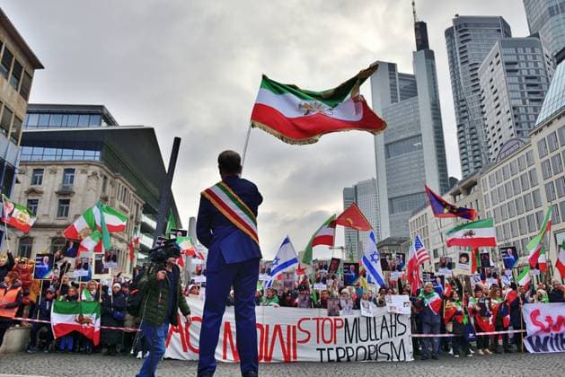31.1.2026 Iran Protest in Frankfurt Demonstration in Frankfurt gegen das Iranische Regime. An dem Protest nahmen nach Polizeiangaben zwischen 6000 und 8000 Menschen teil. Frankfurt am Main Rathenauplatz Hessen Deutschland *** 31 1 2026 Iran protest in Frankfurt Demonstration in Frankfurt against the Iranian regime According to the police, between 6000 and 8000 people took part in the protest Frankfurt am Main Rathenauplatz Hesse Germany