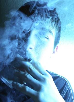 Porträt eines rauchenden jungen Mannes im tiefblauen Licht Portrait of Smoking Young Man in the Deep Blue light Copyright: imageBROKER AndreyxShadrin ibxiqx16029092.jpg ,model released, Symbolfoto ,property released