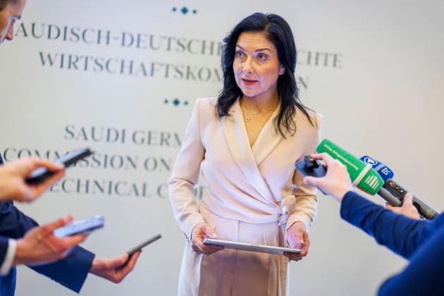 Katherina Reiche (CDU), Bundesministerin fuer Wirtschaft und Energie, reist mit einer Wirtschaftsdelegation nach Saudi Arabien. Hier bei einem Pressestatement nach dem Saudi German Business Council 01.02.2026 Fotografiert im Auftrag des BMWE Riad Saudi Arabien *** Katherina Reiche CDU , Federal Minister for Economic Affairs and Energy, travels to Saudi Arabia with a business delegation Here at a press statement after the Saudi German Business Council 01 02 2026 Photographed on behalf of the BMWE Riyadh Saudi Arabia Copyright: xThomasxImo BMWEx