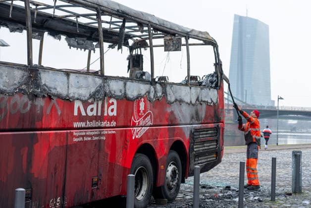 Fußball Mannschaftsbus in Flammen In der Nacht zum 01.02.2026 brannte am Mainufer in Frankfurt-Sachsenhausen ein Reisebus vollständig aus. Es handelte sich um den Mannschaftsbus der U19 des Halleschen FC. Die Feuerwehr löschte den Brand mit vier Strahlrohren und 26 Kräften. Verletzt wurde niemand. Der Verein geht von Brandstiftung aus und zeigte sich in einer Stellungnahme schockiert. Die Polizei hat die Ermittlungen aufgenommen. Frankfurt am Main Sachsenhausen Hessen Deutschland *** Soccer team bus in flames On the night of 01 02 2026, a coach on the banks of the Main in Frankfurt Sachsenhausen was completely engulfed in flames It was the team bus of the U19 team of Hallescher FC The fire department extinguished the fire with four jet