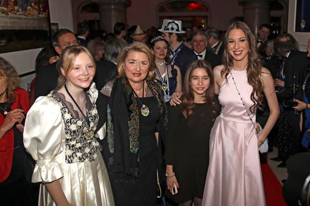 Angelina Wiedl, Angela Wiedl, Ruby Siegel and Alana Siegel at the Great Narrhalla Ball SoirÃ e Münchner Leben with the presentation of the Karl Valentin Order in the Deutsches Theater Munich, 31 01 2026 Foto:xAgenturxWehnertx xGränzdörferx xFuturexImagex narrhalla_6115