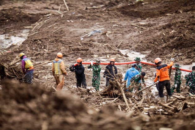 The Search For Landslide Victims Is Still Ongoing In West Bandung Regency, West Java Rescue teams work at the site of a landslide in West Bandung Regency, West Java, Indonesia. The National Disaster Management Agency (BNPB) records that 158 people are affected, including 78 survivors, 70 victims recovered in body bags, and 10 others still believed to be buried under the landslide debris. Prior to search operations, teams conduct a landslide risk assessment using UAV drones to map potential hazards, identify safe working areas, and determine emergency evacuation routes. Bandung Barat West Java Indonesia  Copyright: xArdixSeptianx originalFilename: agusseptian-thesearc260201_npsHa.jpg