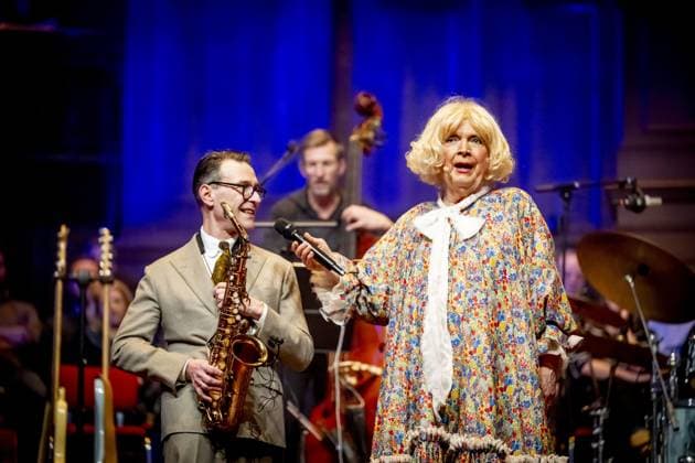 AMSTERDAM Paul Haenen on stage with Benjamin Herman during an anniversary gala at the Concertgebouw. Haenen celebrated the fiftieth birthday of his alter ego, Margreet Dolman. ROBIN UTRECHT ANP netherlands out - belgium out  Copyright: xx x549376303x originalFilename: 549376303.jpg