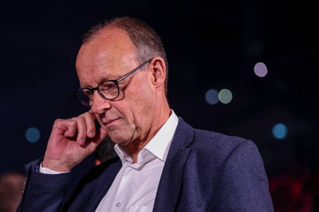 01 02 2026, Handball, Men s EHF EURO 2026, Germany Denmark, Jyske Bank Boxing in Herning, Final The German Chancellor Friedrich Merz Chancellor Politics Politician CDU grabs his head Denmark