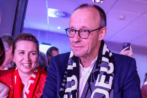 01 02 2026, Handball, Men s EHF EURO 2026, Germany Denmark, Jyske Bank Boxing in Herning, Final The German Chancellor Friedrich Merz Chancellor Politician CDU follows the game with fan scarf around his neck together with The Danish Prime Minister Mette Frederiksen Prime Minister Denmark Politician Politician left Denmark