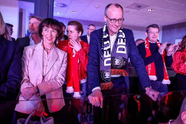 01 02 2026, Handball, Men s EHF EURO 2026, Germany Denmark, Jyske Bank Boxing in Herning, Final The German Chancellor Friedrich Merz Chancellor Politician CDU follows the game with fan scarf around his neck together with wife Charlotte Merz left and The Danish Prime Minister Mette Frederiksen Prime Minister Denmark Politician Politician with Denmark