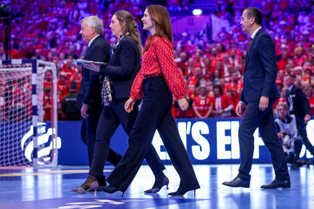 01 02 2026, Handball, Men s EHF EURO 2026, Germany Denmark, Jyske Bank Boxing in Herning, Final Denmark is European Champion The team celebrates the victory cheering on the pitch Queen Mary of Denmark Countess of Monpezat née Mary Elizabeth Donaldson presents medals at the award ceremony and congratulates the players Denmark