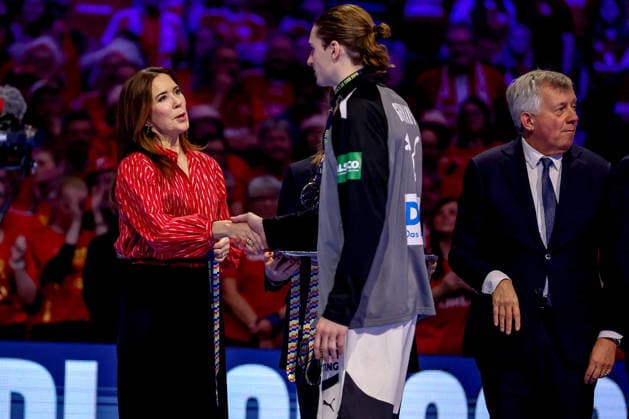 01 02 2026, Handball, Men s EHF EURO 2026, Germany Denmark, Jyske Bank Boxing in Herning, Final Denmark is European Champion The team celebrates the victory cheering on the pitch Queen Mary of Denmark Countess of Monpezat née Mary Elizabeth Donaldson hands over medals at the award ceremony and congratulates the German player Juri Knorr G