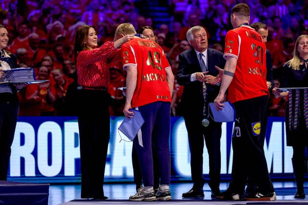 01 02 2026, Handball, Men s EHF EURO 2026, Germany Denmark, Jyske Bank Boxing in Herning, Final Denmark is European Champion The team celebrates the victory cheering on the pitch Queen Mary of Denmark Countess of Monpezat née Mary Elizabeth Donaldson presents medals at the award ceremony and congratulates the players Denmark