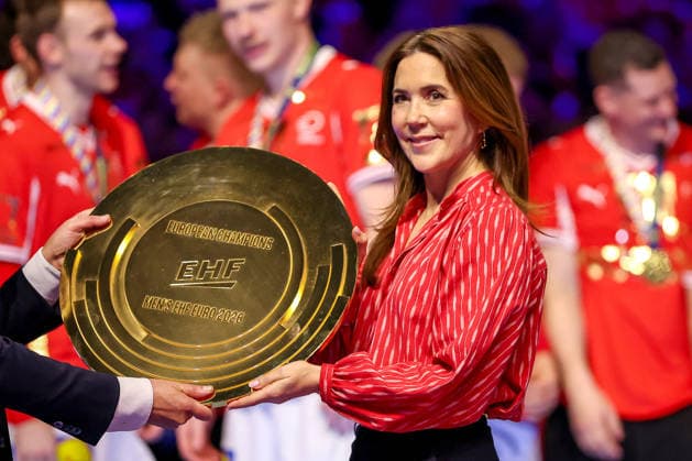 01.02.2026, Handball, Men s EHF EURO 2026, Deutschland - Dänemark, Jyske Bank Boxen in Herning, Final: Dänemark ist Europameister. Die Mannschaft feiert den Sieg jubelnd auf dem Spielfeld. Königin Mary von Dänemark Gräfin von Monpezat (geb. Mary Elizabeth Donaldson) übergibt bei der Siegerehrung Medaillen und gratuliert den Spielern. Die Königin mit der EHF Meisterschale Trophy in der Hand Dänemark *** 01 02 2026, Handball, Men s EHF EURO 2026, Germany Denmark, Jyske Bank Boxing in Herning, Final Denmark is European Champion The team celebrates the victory cheering on the pitch Queen Mary of Denmark Countess of Monpezat née Mary Elizabeth Donaldson presents medals and congratulates the players at the award ceremony The Queen with