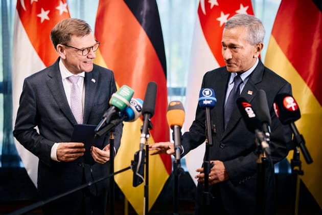 Gemeinsame Pressekonferenz von Johann Wadephul (CDU), Bundesaussenminister, Minister fuer Auswaertige Angelegenheiten der Republik Singapur, Herrn Dr. Vivian Balakrishnan in Singapur, 02.02.2026. Fotografiert im Auftrag des Auswaertigen Amtes. Singapur Singapur *** Joint press conference by Johann Wadephul CDU , Federal Minister for Foreign Affairs, Minister for Foreign Affairs of the Republic of Singapore, Dr. Vivian Balakrishnan in Singapore, 02 02 2026 Photographed on behalf of the Singapore Foreign Office Singapore Copyright: xSebastianxRau AAx
