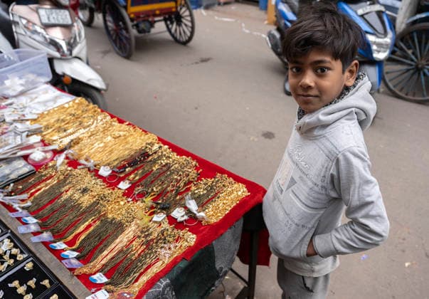 IND , INDIEN : Dieser Junge arbeitet im Verkaufsstand seiner Eltern in Agra anstatt zur Schule zu gehen Kinderarbeit , 04.01.2026 IND , INDIA : This boy works in the vending place of his parents in Agra instead of going to school Child labour , 04.01.2026 *** IND , INDIA This boy works in the vending place of his parents in Agra instead of going to school Child labor , 04 01 2026 IND , INDIA This boy works in the vending place of his parents in Agra instead of going to school Child labor , 04 01 2026