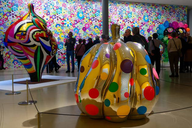 Art Painting Sculpture 31 01 2026 Hannover Sprengel Museum Art Exhibition Niki de Saint Phalle, Yayoi Kusama and Takashi Murakami Love you for infinity Takashi Murakami Wall Paper in front left Niki de Saint Phalle Gwendolyn 1966 1990 and in the foreground Yayoi Kusama Pumkin 2015 Hannover Sprengel Museum Niedersachsen GER