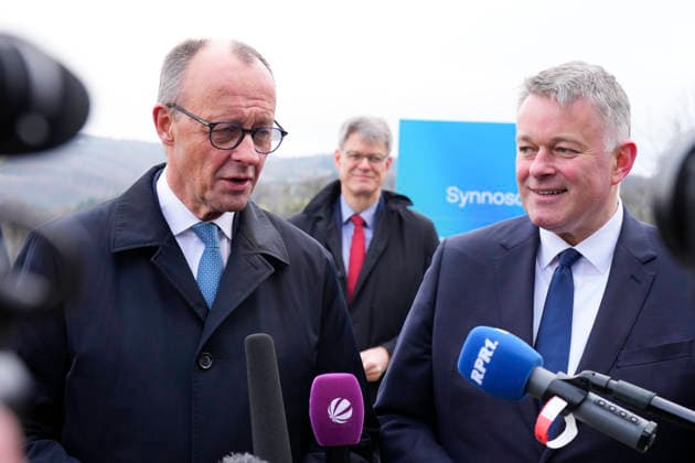 Eroeffnung des Niedax Technologie Campus mit Bundeskanzler Merz Bundeskanzler Friedrich Merz gemeinsam mit CDU Spitzenkandidat Gordon Schnieder beim Pressestatement im Rahmen der der Eroeffnung des Niedax Technologie Campus,. Im Hintergrund Verkehrsminister Patrick Schnieder;Neustadt Wied, 02.02.2026 Neustadt Wied Rheinland-Pfalz Deutschland *** Opening of the Niedax Technology Campus with Federal Chancellor Merz Federal Chancellor Friedrich Merz together with CDU top candidate Gordon Schnieder at the press statement during the opening of the Niedax Technology Campus, in the background Transport Minister Patrick Schnieder Neustadt Wied, 02 02 2026 Neustadt Wied Rhineland-Palatinate Germany