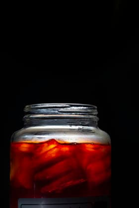 IMAGO Creative, Food, Trend, Iced Coffee large glass hug fill with cold brew coffee against black background Phoenix, Arizona, United States R_MALI260130-1951325-01