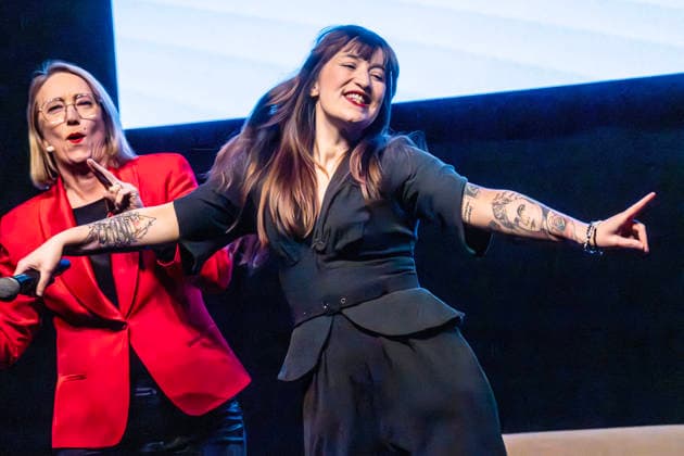 Heidi Reichinnek, 37, Fraktionsvorsitzende Die Linke im Bundestag, tanzt auf der Bühne, Wahlkampf-Veranstaltung Die Linke München München, 2. Februar 2026 Deutschland, München, 2. Februar 2026, Heidi Reichinnek, 37, Fraktionsvorsitzende Die Linke im Bundestag, tanzt auf der Bühne, zu Beginn der Wahlkampf-Veranstaltung Die Linke München in der Freiheitshalle, Münchner Kommunalwahlkampf zur Stadtratswahl am 8. März, Katharina Horn, (l.), Stadtratskandidatin Die Linke, Reichinnek tanzt zu Beginn ihres Auftritts auf der Bühne, man sieht ihr Tattoo mit Rosa Luxemburg auf dem Unterarm, Politik, Wahlkampf, Bayern *** Heidi Reichinnek, 37, parliamentary group leader Die Linke in the Bundestag, dances on stage, election campaign event Die L