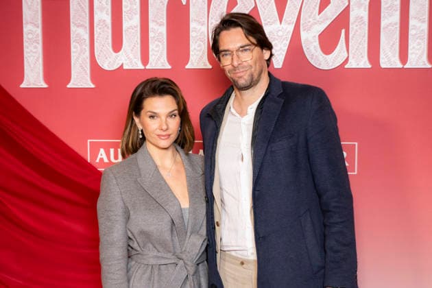 Hurlevent or Wuthering Heights photocall in Paris EB Alice Detollenaere and Camille Lacourt poses during a photocall before the screening of the movie Wuthering Heights at the Grand Rex theater in Paris on February 2, 2026. Photo by Eliot Blondet ABACAPRESS.COM Paris France France  Copyright: xBlondetxEliot ABACAx